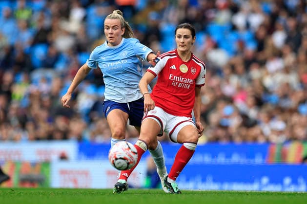 Manchester City Women v Arsenal Women FC, Women s Super League Emily Fox (2) of Arsenal passes the ball under challenge by Lauren Hemp (11) of Manchester City during the Women s Super League match between Manchester City Women and Arsenal Women FC at the Etihad Stadium, Manchester, UK on 4 October 2026. Manchester Etihad Stadium Manchester UK Editorial use only DataCo restrictions apply See www.football-dataco.com , Copyright: xConorxMolloyx PSI-24969-0032