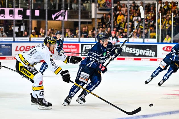 Kevin Bicker, Iserlohn Roosters, 83; Philip Gogulla, Krefeld Pinguine, 87, GER, Iserlohn Roosters vs. Krefeld Pinguine, Ice Hockey, Penny DEL, Matchday 6, 2026–2027 Season, October 4, 2026, GER, Iserlohn Roosters vs. Krefeld Pinguine, Ice Hockey, Penny DEL, Matchday 6, 2026–2027 Season, October 4, 2026, Iserlohn Copyright: xJonasxBrockmann Eibner-Pressefotox EP_JBN