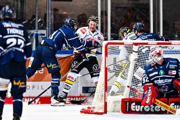 Justin Scott (Iserlohn Roosters), 20, checks Max Newton (Krefeld Pinguine), 37, GER, Iserlohn Roosters vs. Krefeld Pinguine, ice hockey, Penny DEL, Matchday 6, 2026–2027 season, October 4, 2026, GER, Iserlohn Roosters vs. Krefeld Pinguine, Ice Hockey, Penny DEL, Matchday 6, 2026–2027 Season, October 4, 2026, Iserlohn Copyright: xJonasxBrockmann Eibner-Pressefotox EP_JBN