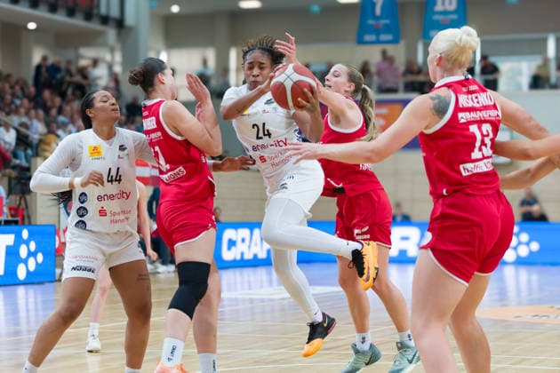 Alyssa Brown (Luchse), 44, Paula Wenemoser (Lions), 31, Prencis Harden (Luchse), 24, Lee Volker (Lions), 1, Marta Miscenko (Lions), 13, Halfit (Lions) vs. TK Hannover (Luchse), Women s Basketball, 1st Bundesliga, DBBL, Matchday 1 of the 2026–27 season, April 10, 2026, SWH Arena, Saxony-Anhalt, Germany