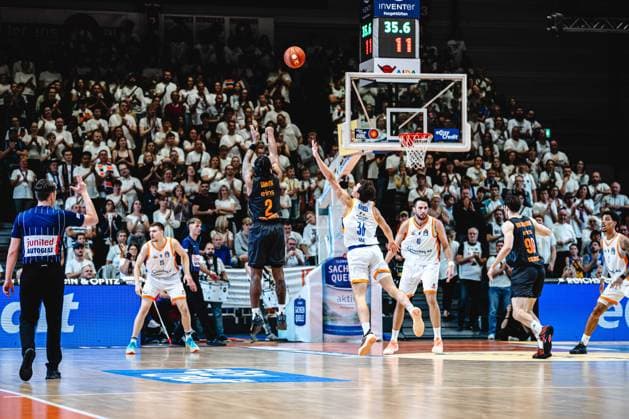easycredit BBL Basketball Bundesliga 2026–2027, Matchday 4: Science City Jena vs. NINERS Chemnitz on October 4, 2026. From left: Stefan Smith (Chemnitz) hits a 3-pointer against Kristofer Krause (Jena) at the Sparkassen Arena.