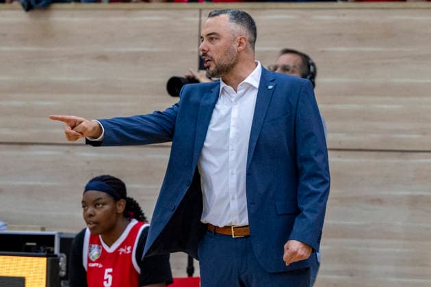 Toyota DBBL 2026 2027 HalFit Lions vs. TK Hannover, Halle an der Saale, Germany, October 4, 2026. Pictured: Coach Timur Topal in Halle, gesturing, Halle an der Saale, swh Arena, Saxony-Anhalt, Germany