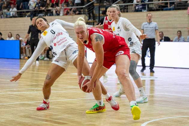 Toyota DBBL 2026–2027 HalFit Lions vs. TK Hannover Halle Saale, Germany, October 4, 2026. Pictured from left: Nora Francois (Hannover), Marta Miscenko (Halle), and Meret Kleine Beek (Hannover Halle Saale) at the swh Arena in Saxony-Anhalt, Germany