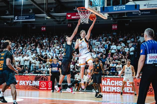 easycredit BBL Basketball Bundesliga 2026–2027, Matchday 4: Science City Jena vs. NINERS Chemnitz on October 4, 2026; Raphael Falkenthal (Jena) layup at Sparkassen Arena