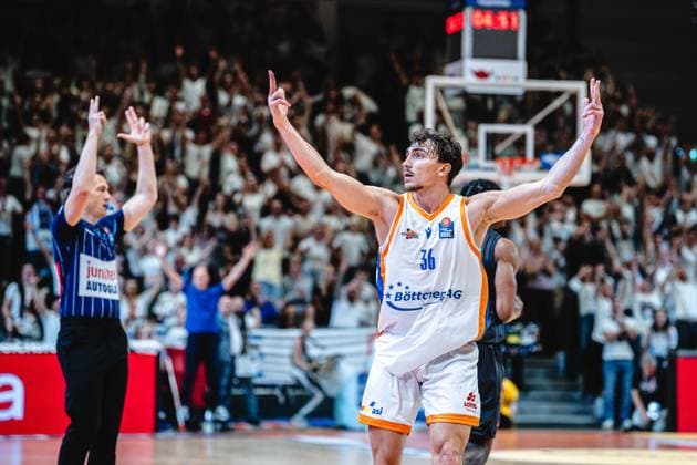 easycredit BBL Basketball Bundesliga 2026–2027, Matchday 4: Science City Jena vs. NINERS Chemnitz on October 4, 2026—Kristofer Krause of Jena celebrates with both arms in the air after a 3-pointer at Sparkassen Arena