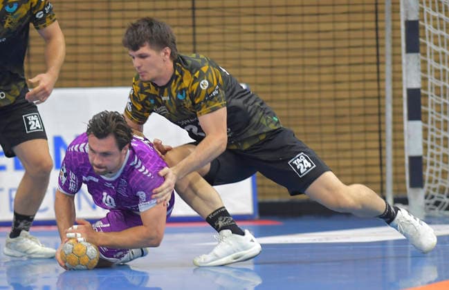 October 4, 2026: Dresden s Ediz Aktas and Hüttenberg s Vit Reichl in a ground battle, handball, 2nd Bundesliga, HC Elbflorenz Dresden vs. TV Hüttenberg, c Dresden