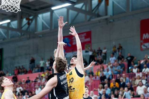 Christian Feneberg, Nuremberg Falcons, 07, and Nico Santana Mojica, Tübingen Tigers, 10, GER, Tübingen Tigers vs. Nuremberg Falcons, Basketball, ProA, Matchday 3, 2026–2027 Season, October 4, 2026, GER, Tigers Tübingen vs. Nuremberg Falcons, Basketball, ProA, Matchday 3, 2026–2027 Season, October 4, 2026, Tigers Tübingen Copyright: xEibner-Pressefoto KirstenxJaegerx