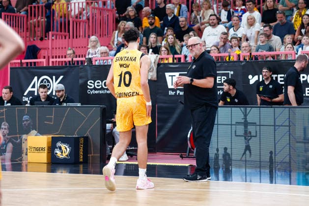 Nico Santana Mojica, Tigers Tübingen, 10, and Felix Banobre Carballo, Tigers Tübingen, Head Coach, GER, Tigers Tübingen vs. Nuremberg Falcons, Basketball, ProA, Matchday 3, 2026–2027 Season, October 4, 2026 GER, Tigers Tübingen vs. Nuremberg Falcons, Basketball, ProA, Matchday 3, 2026–2027 Season, October 4, 2026 Tigers Tübingen Copyright: xEibner-Pressefoto KirstenxJaegerx