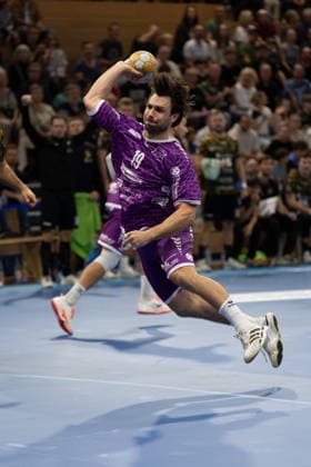 Pictured: Daniel Blaha, 19, of Dresden on the attack on October 4, 2026, HC Elbflorenz 2006 vs. TV 05 07 Hüttenberg, Handball Bundesliga 2, Matchday 6, Germany, Dresden, BallsportArena Dresden Copyright: HMBxMedia xEtiennexSchlick