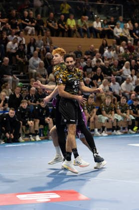 Pictured: Daniel Blaha, 19, of Dresden, and Sebastian Greß, 25, of Dresden, jumping on October 4, 2026, HC Elbflorenz 2006 vs. TV 05 07 Hüttenberg, Handball Bundesliga 2, Matchday 6, Germany, Dresden, BallsportArena Dresden Copyright: HMBxMedia xEtiennexSchlick