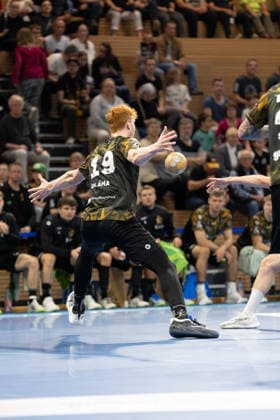 Pictured: Daniel Blaha, 19, of Dresden, 04 10 2026, blocking the opponent s shot; HC Elbflorenz 2006 vs. TV 05 07 Hüttenberg, Handball Bundesliga 2, Matchday 6, Germany, Dresden, BallsportArena Dresden Copyright: HMBxMedia xEtiennexSchlick