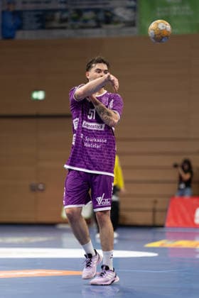Pictured: Hendrik Schreibe, 51, of Hüttenberg, throws the ball on October 4, 2026; HC Elbflorenz 2006 vs. TV 05 07 Hüttenberg; Handball Bundesliga 2; Matchday 6; Germany; Dresden; BallsportArena Dresden Copyright: HMBxMedia xEtiennexSchlick