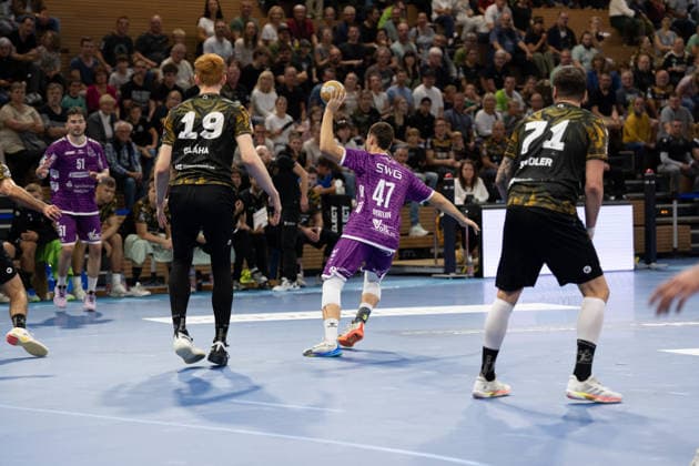 Pictured: Danil Dyatlov, 47, of Hüttenberg, throws the ball on October 4, 2026; HC Elbflorenz 2006 vs. TV 05 07 Hüttenberg, Handball Bundesliga 2, Matchday 6, Germany, Dresden, BallsportArena Dresden Copyright: HMBxMedia xEtiennexSchlick