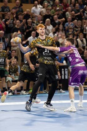 Pictured: Daniel Blaha, 19, from Dresden, throws the ball on October 4, 2026, HC Elbflorenz 2006 vs. TV 05 07 Hüttenberg, Handball Bundesliga 2, Matchday 6, Germany, Dresden, BallsportArena Dresden Copyright: HMBxMedia xEtiennexSchlick