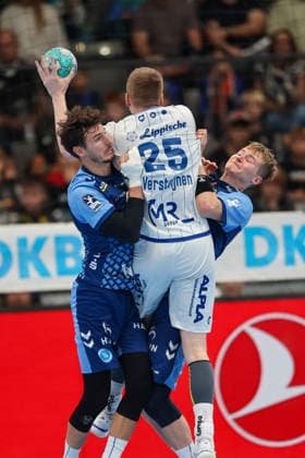 Niels Versteijnen (TBV Lemgo Lippe, 25) is blocked by Philipp Meyer (TVB Stuttgart, 27) and Linus Schmid (TVB Stuttgart, 19) GER, TVB Stuttgart vs. TBV Lemgo Lippe, Handball, Opel Handball Bundesliga, Matchday 6, 2026–2027 season, October 4, 2026, GER, TVB Stuttgart vs. TBV Lemgo Lippe, Handball, Opel Handball Bundesliga, Matchday 6, 2026–2027 season, October 4, 2026, Stuttgart Copyright: xEibner-Pressefoto SoerenxHerwegx EP_SHG