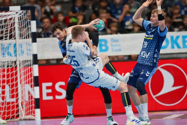 Niels Versteijnen (TBV Lemgo Lippe, 25) is blocked by Philipp Meyer (TVB Stuttgart, 27) and Linus Schmid (TVB Stuttgart, 19) GER, TVB Stuttgart vs. TBV Lemgo Lippe, Handball, Opel Handball Bundesliga, Matchday 6, 2026–2027 season, October 4, 2026, GER, TVB Stuttgart vs. TBV Lemgo Lippe, Handball, Opel Handball Bundesliga, Matchday 6, 2026–2027 season, October 4, 2026, Stuttgart Copyright: xEibner-Pressefoto SoerenxHerwegx EP_SHG