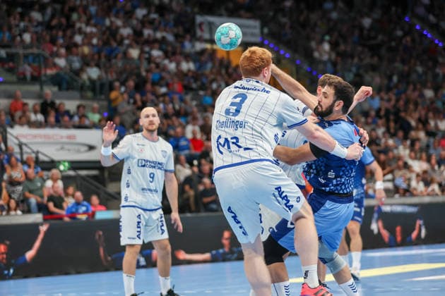 Mohamed Darmoul (TVB Stuttgart, 70) is blocked by Nicolai Theilinger (TBV Lemgo Lippe, 3) GER, TVB Stuttgart vs. TBV Lemgo Lippe, Handball, Opel Handball Bundesliga, Matchday 6, 2026–2027 season, October 4, 2026, GER, TVB Stuttgart vs. TBV Lemgo Lippe, Handball, Opel Handball Bundesliga, Matchday 6, 2026–2027 season, October 4, 2026, Stuttgart Copyright: xEibner-Pressefoto SoerenxHerwegx EP_SHG