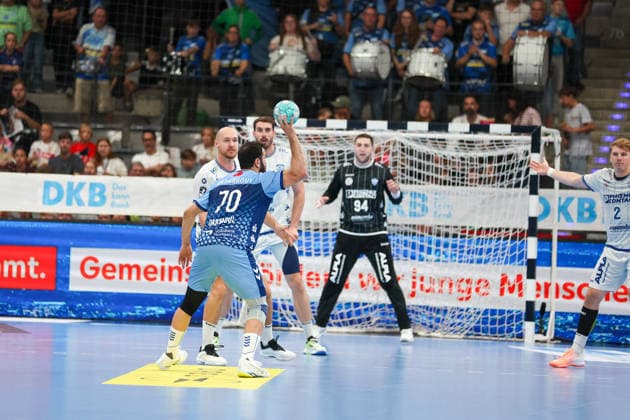 Mohamed Darmoul (TVB Stuttgart, No. 70) makes a pass. GER, TVB Stuttgart vs. TBV Lemgo Lippe, Handball, Opel Handball Bundesliga, Matchday 6, 2026–2027 season, October 4, 2026 GER, TVB Stuttgart vs. TBV Lemgo Lippe, Handball, Opel Handball Bundesliga, Matchday 6, 2026–2027 season, October 4, 2026 Stuttgart Copyright: xEibner-Pressefoto SoerenxHerwegx EP_SHG