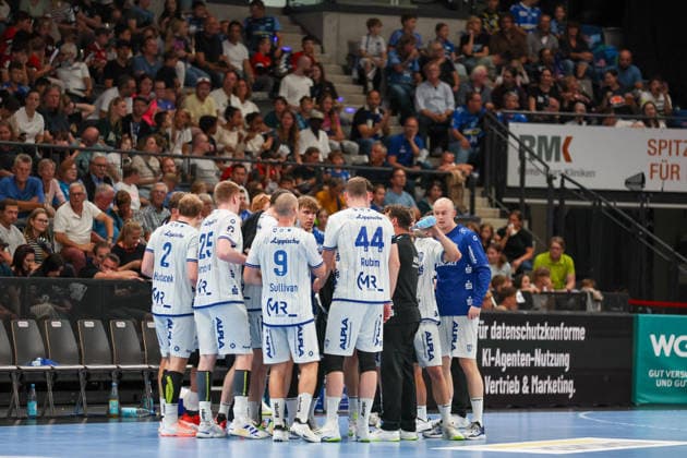 The TBV Lemgo Lippe team during a timeout: GER, TVB Stuttgart vs. TBV Lemgo Lippe, Handball, Opel Handball Bundesliga, Matchday 6, 2026–2027 season, October 4, 2026, GER, TVB Stuttgart vs. TBV Lemgo Lippe, Handball, Opel Handball Bundesliga, Matchday 6, 2026–2027 season, October 4, 2026, Stuttgart Copyright: xEibner-Pressefoto SoerenxHerwegx EP_SHG