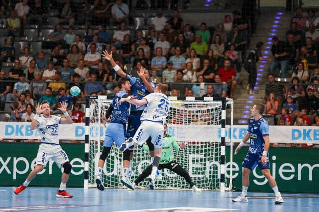 Niels Versteijnen (TBV Lemgo Lippe), 25, passing to Adam Nyfjaell (TBV Lemgo Lippe), 22 (GER), TVB Stuttgart vs. TBV Lemgo Lippe, Handball, Opel Handball Bundesliga, Matchday 6, 2026–2027 season, October 4, 2026 GER, TVB Stuttgart vs. TBV Lemgo Lippe, Handball, Opel Handball Bundesliga, Matchday 6, 2026–2027 season, October 4, 2026 Stuttgart Copyright: xEibner-Pressefoto SoerenxHerwegx EP_SHG