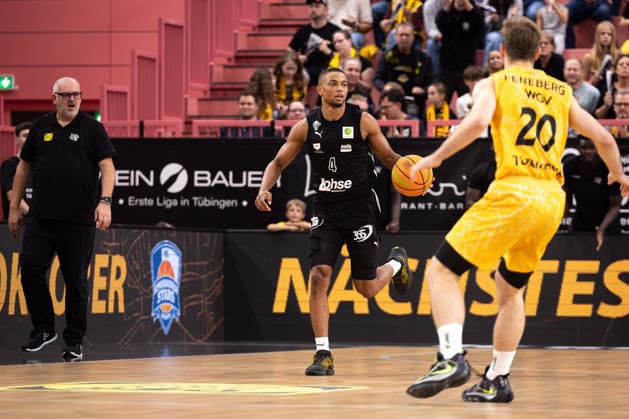 Tigers Tübingen vs. Nuremberg Falcons, Men s, 2nd Bundesliga, Barmer 2 Basketball Bundesliga, Pro A, Matchday 3, 2026–2027 Season, October 4, 2026, Xavier Bell (Nuremberg Falcons) vs. Simon Feneberg (Tigers Tübingen), 20