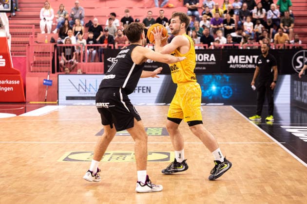 Tigers Tübingen vs. Nuremberg Falcons, Men s, 2nd Bundesliga, Barmer 2 Basketball Bundesliga, Pro A, Matchday 3, 2026–2027 Season, October 4, 2026: Brotherly showdown between Simon Feneberg of the Tigers Tübingen (No. 20) and Christian Feneberg of the Nuremberg Falcons (No. 7)