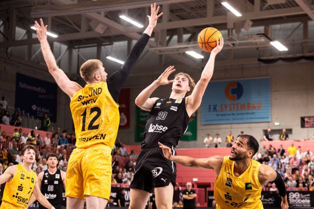 Tigers Tübingen vs. Nuremberg Falcons, Men s, 2nd Bundesliga, Barmer 2 Basketball Bundesliga, Pro A, Matchday 3, 2026–2027 Season, October 4, 2026: Nic Welp (Nuremberg Falcons), 20 points; Kristian Sjolund (Tigers Tübingen), 12 points under the basket