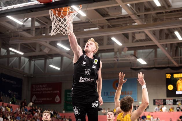 Tigers Tübingen vs. Nuremberg Falcons, Men s, 2nd Bundesliga, Barmer 2 Basketball Bundesliga, Pro A, Matchday 3, 2026–2027 Season, April 10, 2026: Ty Allred of the Nuremberg Falcons scores 10 points on a dunk