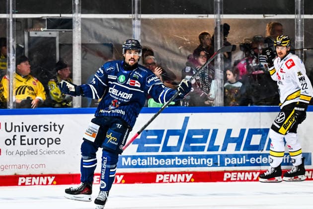 Goal celebration, cheers, joy from goal scorer Colin Ugbekile, Iserlohn Roosters, 79, GER, Iserlohn Roosters vs. Krefeld Pinguine, ice hockey, Penny DEL, Matchday 6, 2026–2027 season, October 4, 2026, GER, Iserlohn Roosters vs. Krefeld Pinguine, Ice Hockey, Penny DEL, Matchday 6, 2026–2027 Season, October 4, 2026, Iserlohn Copyright: xJonasxBrockmann Eibner-Pressefotox EP_JBN