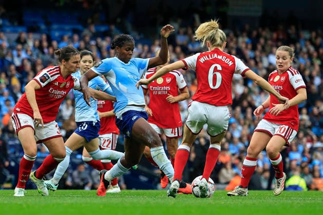 Manchester City Women v Arsenal Women FC, Women s Super League Khadija Shaw (9) of Manchester City is surrounded by Arsenal players during the Women s Super League match between Manchester City Women and Arsenal Women FC at the Etihad Stadium, Manchester, UK on 4 October 2026. Manchester Etihad Stadium Manchester UK Editorial use only DataCo restrictions apply See www.football-dataco.com , Copyright: xConorxMolloyx PSI-24969-0047