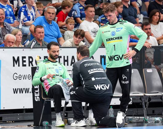 October 4, 2026, Germany, Stuttgart, Opel HBL, 2026–2027 Bundesliga, TVB Stuttgart vs. TBV Lemgo Lippe, from left: Mohamed Essam Moustafa El Tayar (TVB), goalkeeper coach Daniel Sdunek, Mateusz Kornecki (TVB)