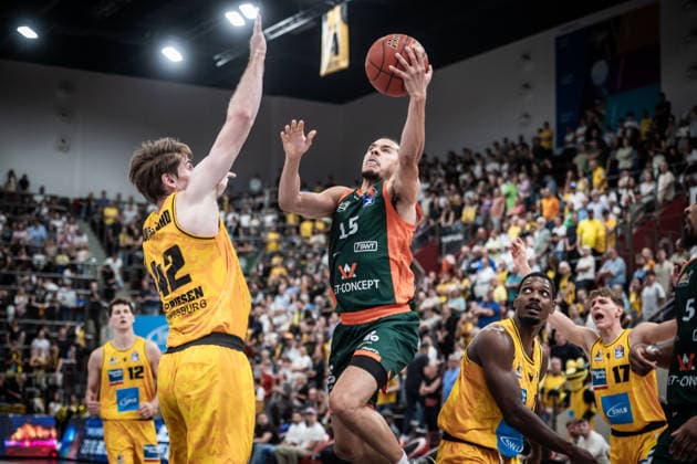 Jordan Roland, VET CONCEPT Gladiators Trier, 15 vs. Thomas Rutherford, MHP RIESEN Ludwigsburg, 42 GER, MHP Riesen Ludwigsburg vs. VET CONCEPT Gladiators Trier, Basketball Bundesliga, easycredit BBL, Matchday 4, 2026–2027 Season, October 4, 2026 GER, MHP Riesen Ludwigsburg vs. VET CONCEPT Gladiators Trier, Basketball Bundesliga, easycredit BBL, Matchday 4, 2026–2027 Season, October 4, 2026 Ludwigsburg Copyright: xSandyxDinkelackerx EP_SDR
