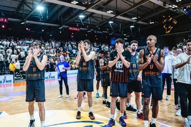 easycredit BBL Basketball Bundesliga 2026–2027, Matchday 4: Science City Jena vs. NINERS Chemnitz on October 4, 2026—disappointed faces among the Chemnitz players after their loss at the Sparkassen Arena in Jena