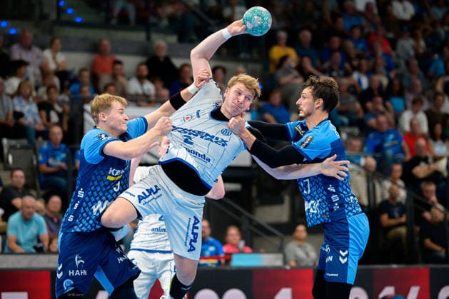 Stuttgart HBL 26 27 TVB Stuttgart TBV Lemgo (from left) in a one-on-one battle: Linus Schmid (Stuttgart), Lukas Hutecek (TBV Lemgo), Philipp Meyer (Stuttgart Bittenfeld) Porsche Arena, Baden-Württemberg, Germany