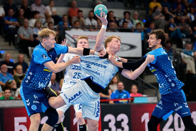 Stuttgart HBL 26 27 TVB Stuttgart TBV Lemgo (from left) in a one-on-one battle: Linus Schmid (Stuttgart), Lukas Hutecek (TBV Lemgo), Philipp Meyer (Stuttgart Bittenfeld) Porsche Arena, Baden-Württemberg, Germany