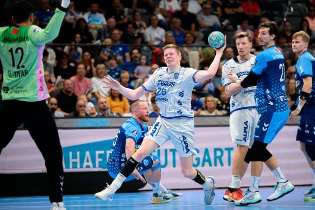 Stuttgart HBL 26 27 TVB Stuttgart TBV Lemgo (from left): Goalkeeper Mohamed El Tayar (Stuttgart), Niels Versteijnen (TBV Lemgo), Bittenfeld Porsche Arena, Baden-Württemberg, Germany