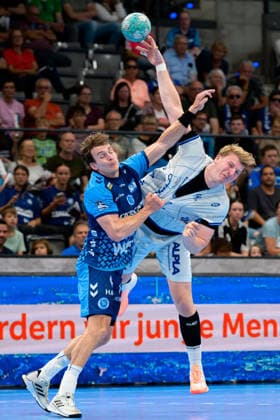 Stuttgart HBL 26 27 TVB Stuttgart TBV Lemgo (from left) in a one-on-one matchup: Max Häfner (Haefner) of Stuttgart and Lukas Hutecek of TBV Lemgo Bittenfeld, Porsche Arena, Baden-Württemberg, Germany