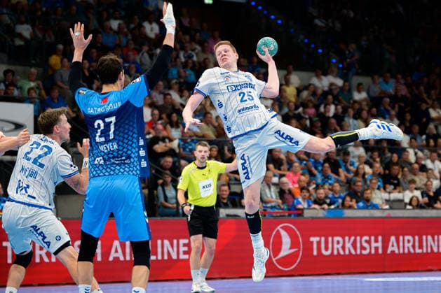 Stuttgart HBL 26 27 TVB Stuttgart TBV Lemgo (from left) Philipp Meyer (Stuttgart), Niels Versteijnen (TBV Lemgo), Bittenfeld Porsche Arena, Baden-Württemberg, Germany