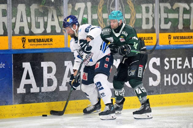 Marco Mueller (EC Kassel Huskies), No. 22, battles for the puck against Benjamin Zientek (Bietigheim Steelers), No. 14. Bietigheim Steelers vs. EC Kassel Huskies, ice hockey, DEL 2, Game 6 of the regular season, 2026–2027 season, October 4, 2026, Bietigheim Steelers vs. EC Kassel Huskies, ice hockey, DEL 2, 6th regular-season game, 2026–2027 season, October 4, 2026, Bietigheim Copyright: xEibner-Pressefotox EP_TBR