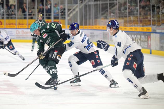 Mai Crnkic (Bietigheim Steelers), No. 42, battling for the puck against Leonhard Korus (EC Kassel Huskies), No. 04, and Darren Mieszkowski (EC Kassel Huskies), No. 66; Bietigheim Steelers vs. EC Kassel Huskies, ice hockey, DEL 2, Game 6 of the regular season, 2026–2027 season, April 10, 2026 Bietigheim Steelers vs. EC Kassel Huskies, Ice Hockey, DEL 2, Game 6 of the regular season, 2026–2027 season, October 4, 2026, Bietigheim Copyright: xEibner-Pressefotox EP_TBR