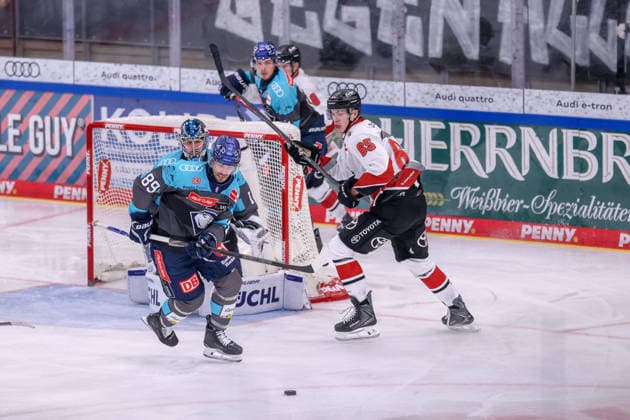 Ingolstadt, Germany, October 4, 2026 PENNY DEL 2026–2027, Game 6: ERC Ingolstadt vs. Kölner Haie. Pictured, from left, in a one-on-one battle: Austen Keating (ERC Ingolstadt) and Marco Münzenberger (Kölner Haie). Copyright: xFotostandx xSchäferx