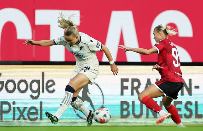Football Women german Bundesliga 2026 - 2027 1.FC Nurnberg-TSG Hoffenheim Gloning Laura of Hoffenheim ( L ) and Lapassouse Louna of FCN ( R ) fight for the ball during the Women German Bundesliga 2026 - 2027 football match between 1.FC Nurnberg and TSG Hoffenheim at Max Morlock Stadium in Nuremberg , Bayern , Germany . October 04th , 2026 Photo by Davide Elias Copyright: xDavidexEliasx
