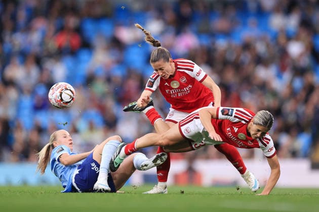 Manchester City Women gegen Arsenal Women, 4. Oktober 2026, Barclays Women’s Super League, Manchester City gegen Arsenal. Beth Mead von Manchester City im Zweikampf mit Ona Batlle von Arsenal C und Kyra Cooney Cross von Arsenal. Foto: Simon Stacpoole, Offside, Manchester, Großbritannien  Copyright: xSimonxStacpoolexOffside