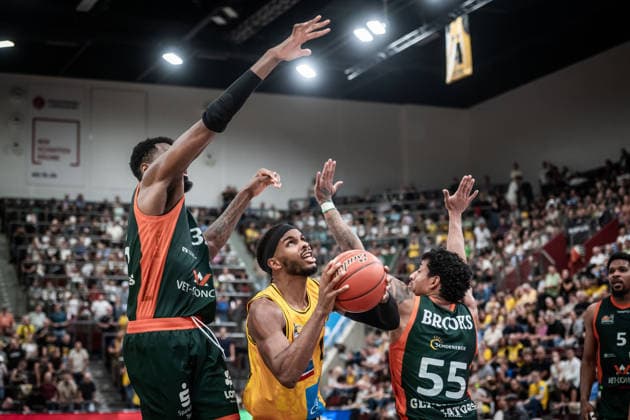 Justin Kier (MHP RIESEN Ludwigsburg), 01, between Ejiofor Onu (VET CONCEPT Gladiators Trier), 35, and Eli Brooks (VET CONCEPT Gladiators Trier), 55 (GER), MHP Riesen Ludwigsburg vs. VET CONCEPT Gladiators Trier, Basketball Bundesliga, easycredit BBL, Matchday 4, 2026–2027 season, October 4, 2026 GER, MHP Riesen Ludwigsburg vs. VET CONCEPT Gladiators Trier, Basketball Bundesliga, easycredit BBL, Matchday 4, 2026–2027 season, October 4, 2026 Ludwigsburg Copyright: xSandyxDinkelackerx EP_SDR