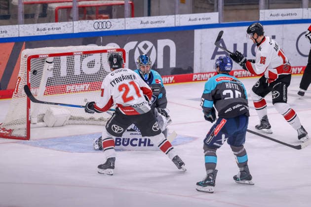 Ingolstadt, Germany, October 4, 2026 PENNY DEL 2026–2027, Game 6: ERC Ingolstadt vs. Kölner Haie. Pictured from right: Louis Marc Aubry (KEC) scores the goal to tie the game at 1–1. Copyright: xFotostandx xSchäferx