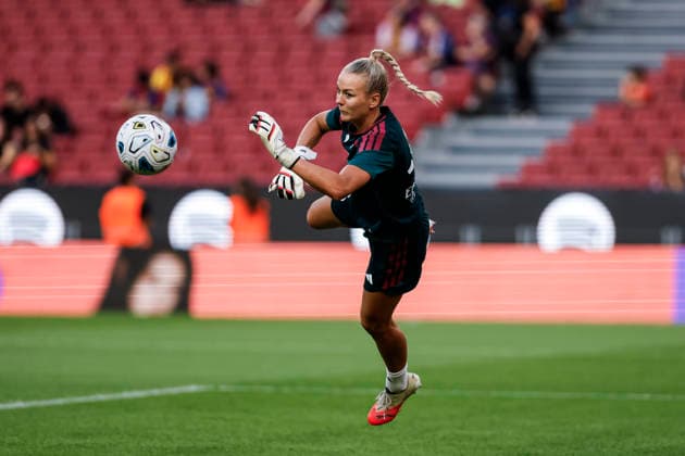 October 4, 2026, Barcelona, Barcelona, Spain: Merle Frohms of Real Madrid CF warms up during the Spanish Women league, Liga F, football match played between FC Barcelona, Barca and Real Madrid CF at Spotify Camp Nou Stadium on October 04, 2026 in Barcelona, Spain. Barcelona Spain - ZUMAa181 20261004_zaa_a181_049 Copyright: xJavierxBorregox