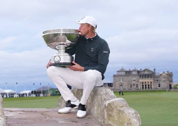 Champion golfer Adrian Meronk kisses the Alfred Dunhill Links Championship Trophy on the Swollen Bridge on the 18th hole at The Old Course St Andrews. Alfred Dunhill Links Championship, Round 4, The Old Course, St Andrews, UK, Scotland - 04 Oct 2026 United Kingdom  Copyright: xStuartxWallace Shutterstockx 17185331ak