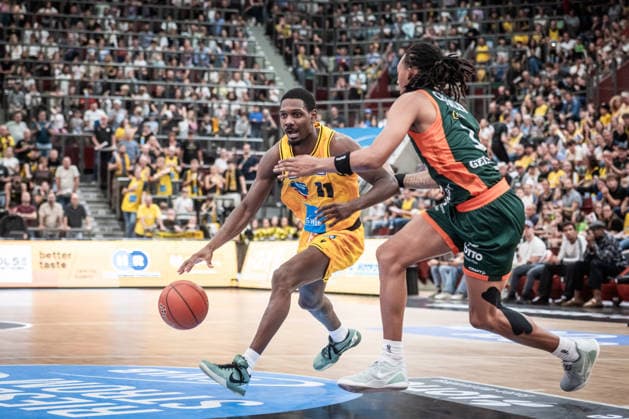 Darius Perry, MHP RIESEN Ludwigsburg, 11 vs. Austin Crowley, VET CONCEPT Gladiators Trier, 01 GER, MHP Riesen Ludwigsburg vs. VET CONCEPT Gladiators Trier, Basketball Bundesliga, easycredit BBL, Matchday 4, 2026–2027 season, October 4, 2026 GER, MHP Riesen Ludwigsburg vs. VET CONCEPT Gladiators Trier, Basketball Bundesliga, easycredit BBL, Matchday 4, 2026–2027 season, October 4, 2026 Ludwigsburg Copyright: xSandyxDinkelackerx EP_SDR