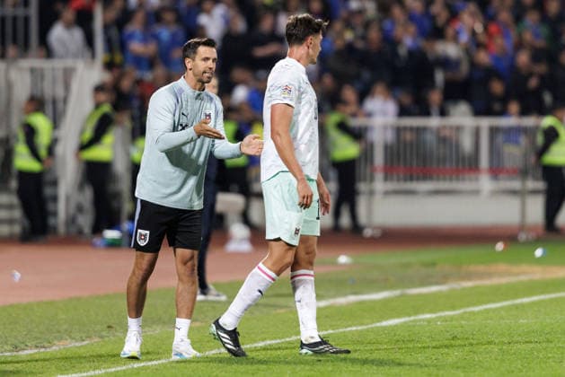 SOCCER - NL, KOS vs AUT PRISTINA,KOSOVO,04.OCT.26 - SOCCER - UEFA Nations League, OEFB international match, Länderspiel, Nationalmannschaft Kosovo vs Austria. Image shows assistant coach Stefan Oesen and Felix Bacher (AUT).  GEPAxpictures xArminxRauthner