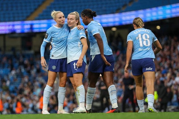 RECORD DATE NOT STATED 4th October 2026; Etihad Stadium, Manchester, England; Womens Super League Football, Manchester City versus Arsenal; Lauren Hemp of Manchester City celebrates with teammates after scoring in the 72nd minute to make the score 3-2 AidanxHunter